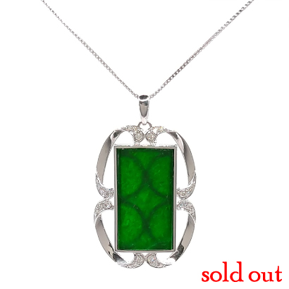 エレガントなフレームの板翡翠ネックレス
