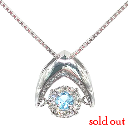 ブルーが印象的なダンシングストーンネックレス