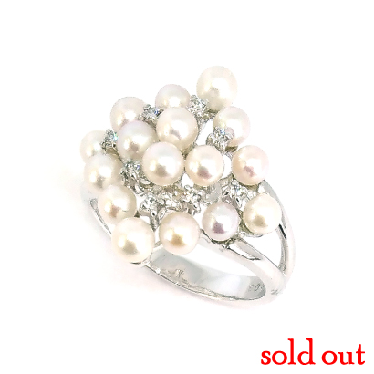 ベビーパールを菱形に並べたモダンリング