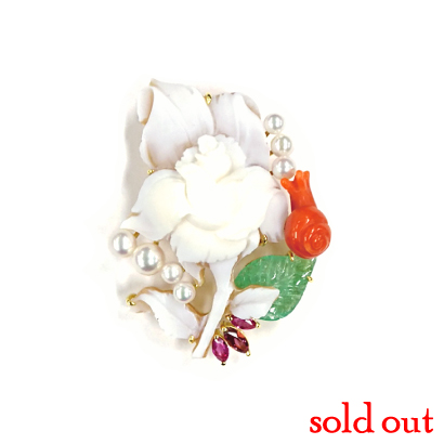 でんでんむしが遊び心のバラカメオブローチ