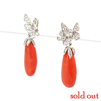 二匹の蝶が舞うリッチな珊瑚ピアス