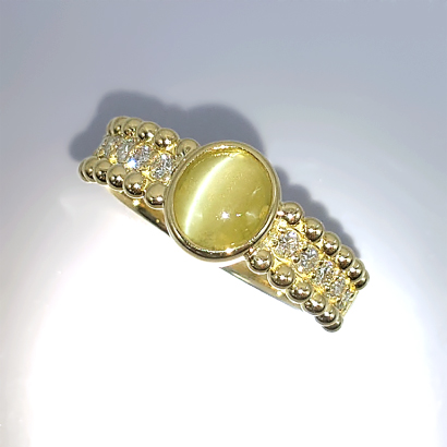 モダンなキャッツアイリング