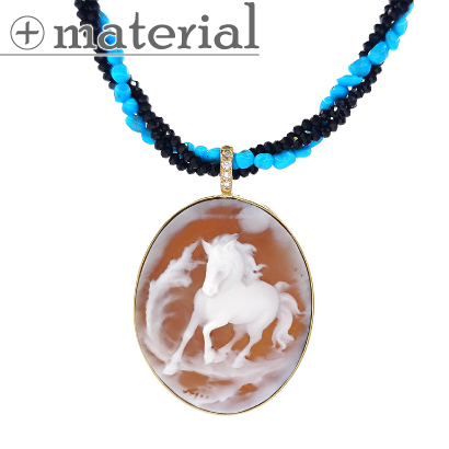 駆け出すホースカメオのシンプルペンダント