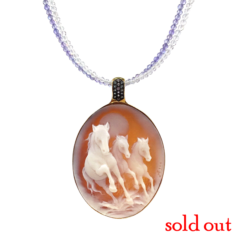 疾走感が印象的な馬カメオネックレス – 柳澤商会 ジュエリーカタログ