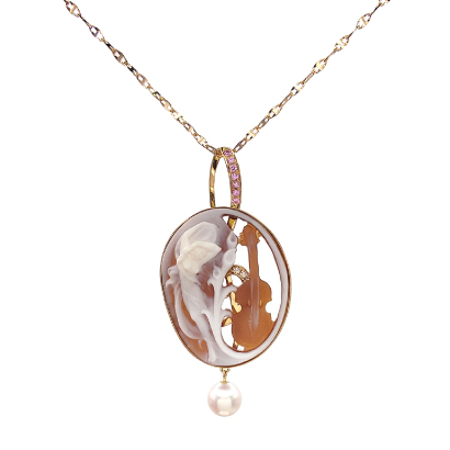 背面にもデザインのカメオペンダント