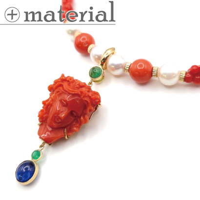 印象的なカラーコントラストの珊瑚ネックレス