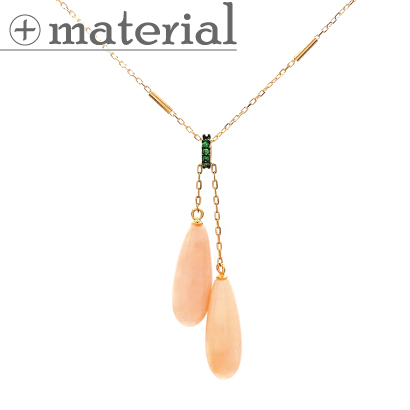 愛らしいピンクのタッセルネックレス