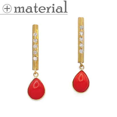 小さなペアシェイプが揺れるバーピアス