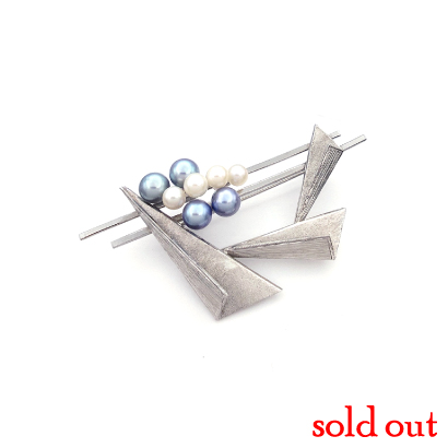 スタイリッシュなモダンブローチ