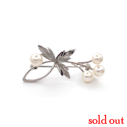 シンプルなリーフデザインブローチ